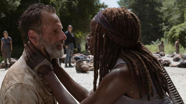 Rick Grimes y Michonne en la última temporada de la serie «The Walking Dead»