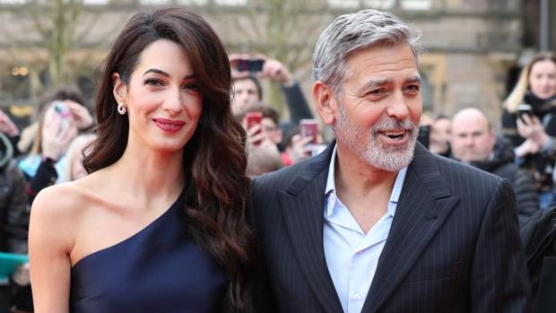 El actor George Clooney y su esposa, Amal Clooney, llegando a una cena solidaria en marzo