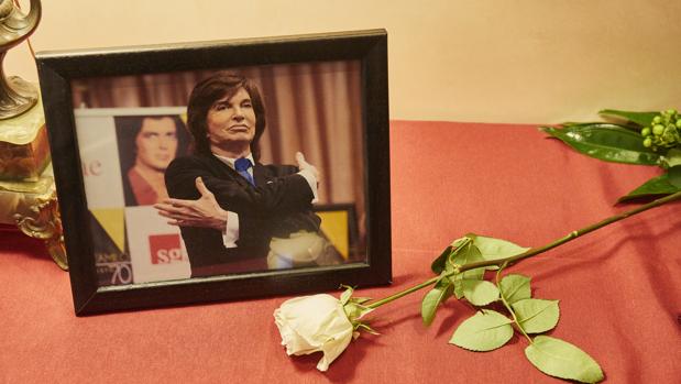 Detalles de la capilla ardiente del cantante español Camilo Sesto