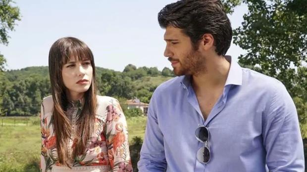 Ozge Gurel y Can Yaman, protagonistas de «Dolunay (Luna llena)»
