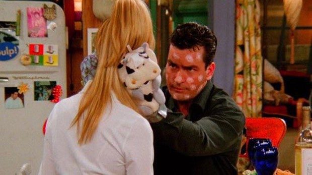 Charlie Sheen durante su cameo en «Friends»