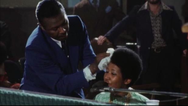 Escena del documental Amazing Grace, con Aretha Franklin