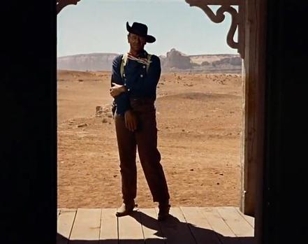 John Wayne en un plano mítico de «Centauros del desierto»