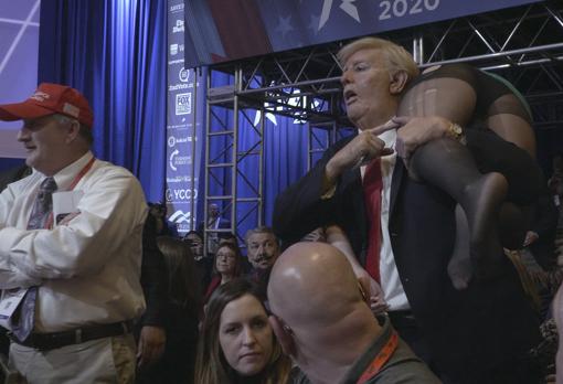 Sacha Baron Cohen se coló en un mitín republicano vestido de Donald Trump