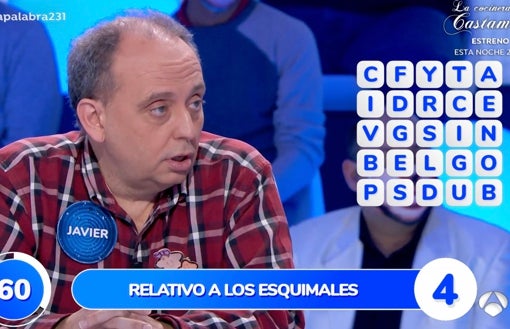 Javier Dávila, sin gafas, que perdió de vuelta al hotel tras grabar el programa
