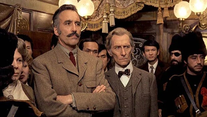 Christopher Lee y Peter Cushing, en 'Pánico en el Transiberiano'