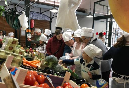 Los concursantes comprando productos en la plaza de abasto