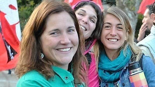 En primer plano, Lucía Gorricho, la profesora que ha dado a conocer la historia