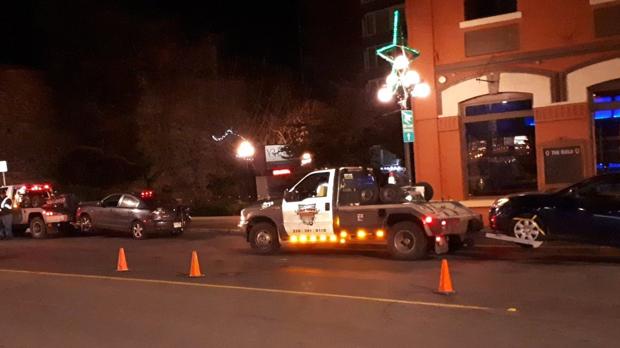 Agentes de policía remolcan dos coches parados en un control de alcoholemia