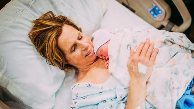 Cecile Eldge, minutos después de dar a luz a su hija y nieta
