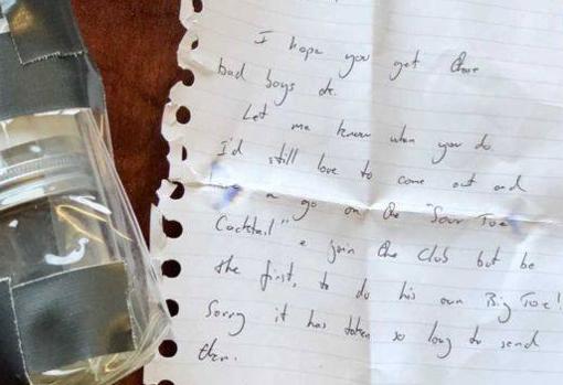 El dedo llegó a través del correo postal junto a una carta escrita a mano