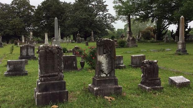 Un hombre encuentra una tumba con su nombre en un cementerio y ...