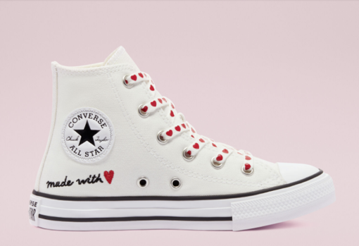 Celebra el amor todos los días estrenando esta colección de Converse