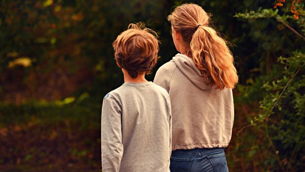 Las familias deberían vigilar a los hermanos menores según el estudio