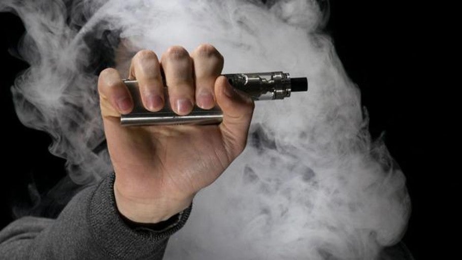 Un estudio sugiere que los cigarrillos electrónicos aromatizados pueden empeorar el asma
