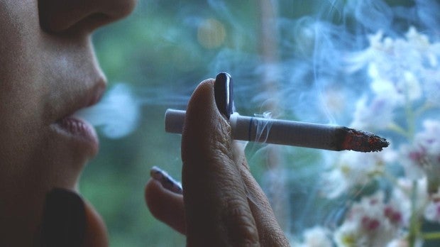 Mujer fumando