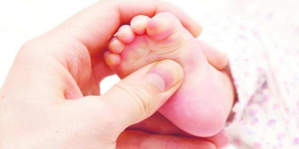 Nacen unos gemelos siameses con dos cabezas, tres brazos y un solo corazón