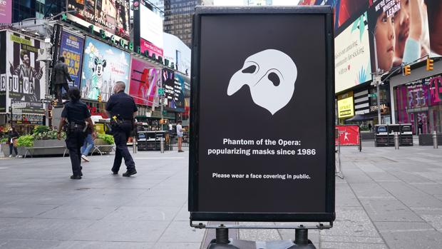 El estudio sigue destacando el valor usar máscaras y mantener el distanciamiento social. Cartel pidiendo el uso público de las mascarillas en Times Square NY-EE.UUU.