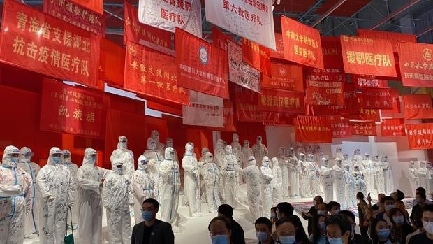 Los fantasmagóricos trajes especiales de protección, firmados por los equipos médicos venidos de toda China, en la exposición sobre el coronavirus en Wuhan