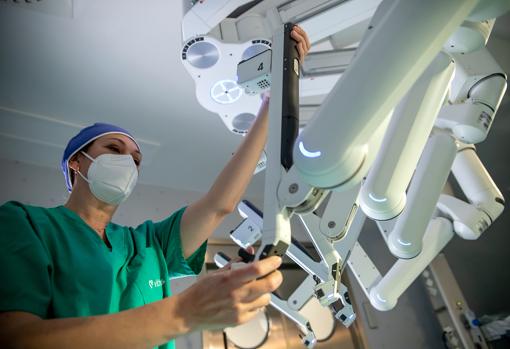 Personal de la Unidad de Cirugía Robótica preparando los brazo del robot Da VincGrupo