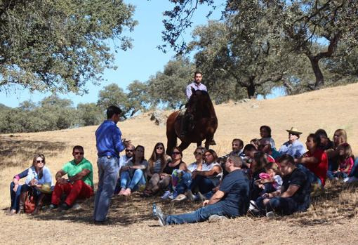 Francisco Rivera Ordóñez charla con los visitantes a su finca