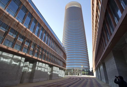 Los dos edificios podios del rascacielos forman parte del centro comercial Torre Sevilla