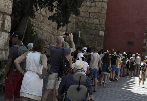 Afluencia de visitantes ante la puerta del Real Alcázar