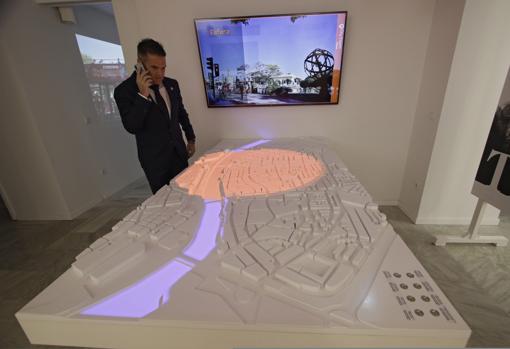 Maqueta del barrio de Triana que muestra la ubicación del turista