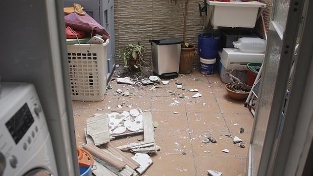 Desperfectos en distintas viviendas de Melilla por el efecto del terremoto de 6,3 grados en la escala de Richter registrado la pasada madrugada en el mar de Alborán, que ha dejado más de una veintena de heridos de carácter leve, 11 familias desalojadas y daños materiales en Melilla, además de haberse sentido en Andalucía