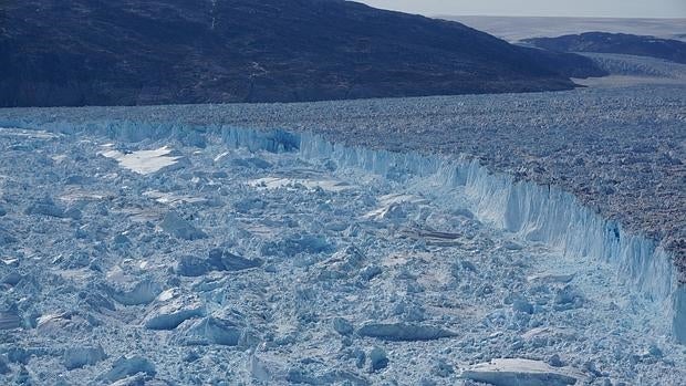 Acantilado de hielo en el término del glaciar Helheim