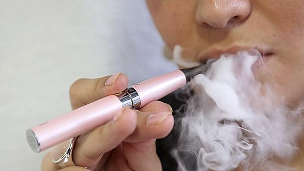 Una «vapeadora», con un cigarrillo electrónico