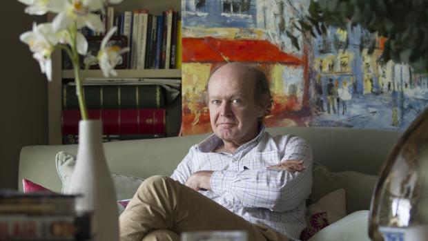 El abogado Gonzalo Jiménez Blanco, en el salón de su casa