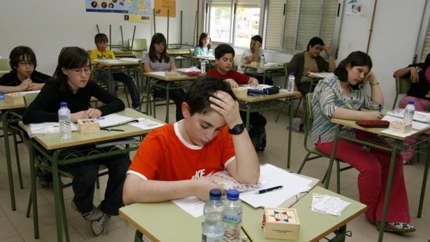 Nuestros alumnos tienen solo dos minutos menos a la semana de clases de matemáticas que el promedio de la OCDE