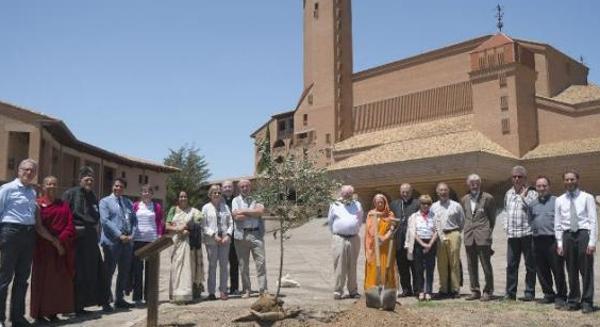 Los líderes religiosos y científicos han plantado un olivo en Torreciudad (Huesca)