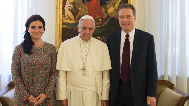 Paloma García Ovejero (a la izquierda del Papa) será la nueva viceportavoz del Vaticano. Greg Burke, a su derecha