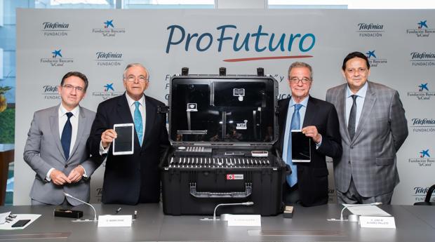 Jaume Giró, director general de la Fundación Bancaria “la Caixa”, Isidro Fainé, Presidente de la Fundación Bancaria “la Caixa”, César Alierta, Presidente de la Fundación Telefónica, y Julio Rimoldi, Presidente de la nueva Fundación Profuturo, junto a una de las maletas con tablets que permitirán el despliegue del proyecto.