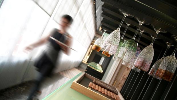 Precios sin IVA, pan o aperitivos que no hemos pedido, algunas de las prácticas abusivas del sector