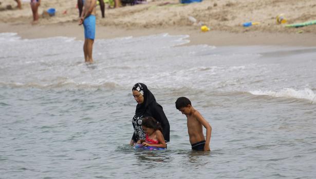 Una mujer con «burkini» en Francia