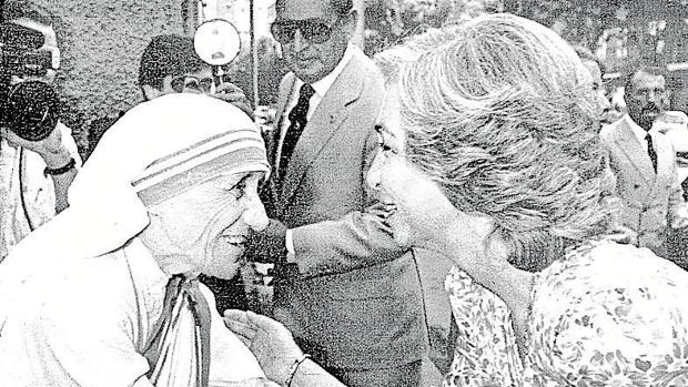 La Reina Sofía habla con la Madre Teresa de Calcuta durante la inauguración de una residencia para ancianos, la primera de la orden de la Madre Teresa en Madrid