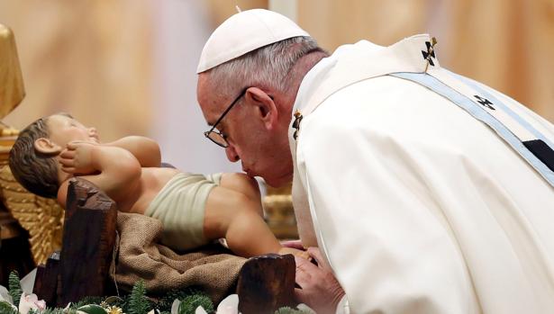 Francisco adora al niño Jesús, el pasado día 1 de enero, en la Basílica de San Pedro