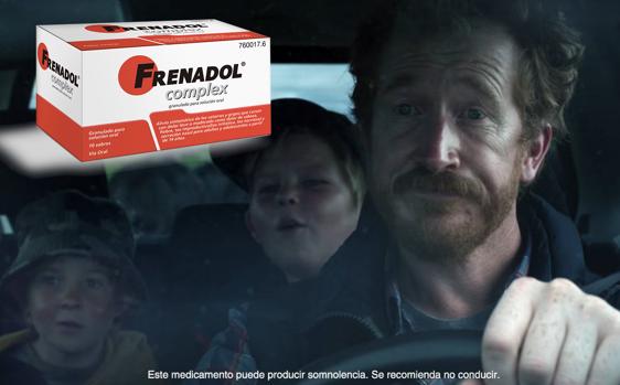Captura del momento del anuncio de Frenadol donde de ve al padre conduciendo y la advertencia que recomienda no hacerl