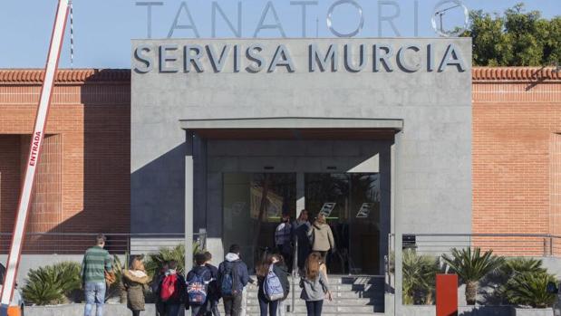 Varios compañeros de la niña de trece años de Murcia, presunta víctima de acoso escolar, que se quitó la vida en la tarde del pasado martes en su domicilio de la pedanía murciana de Aljucer, acudieron al tanatorio de Arco Iris de Murcia