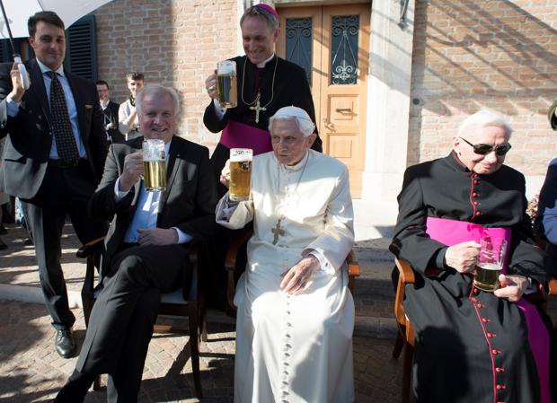 El Papa emérito celebró su 90 cumpleaños con un miembro de la delegación alemana, su hermano Georg Ratzinger y el que fue su secretario personal, Georg Gänswein