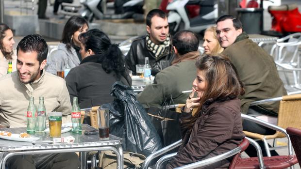 Varias personas disfrutando de una terraza