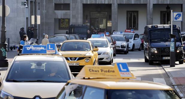La Unión de Empresarios de Autoescuelas de Asturias (UEAS) convocó una marcha de coches por las calles de Oviedo en protesta por las consecuencias de la huelga de examinadores de Tráfico