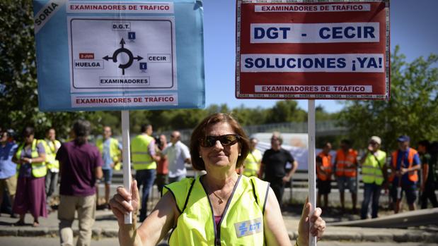 Concentración de examinadores de tráfico a las puertas de la DGT