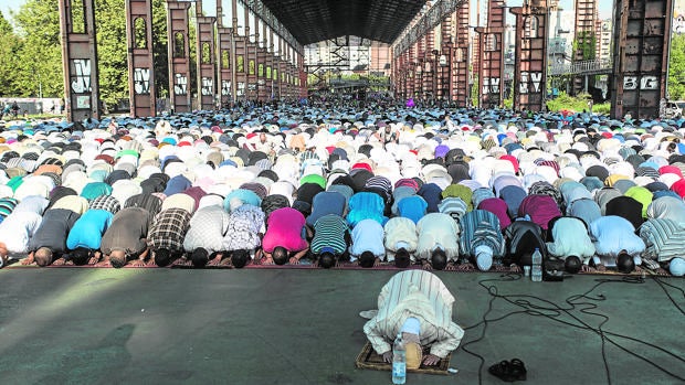 Musulmanes durante la hora del rezo en un parque de Turín