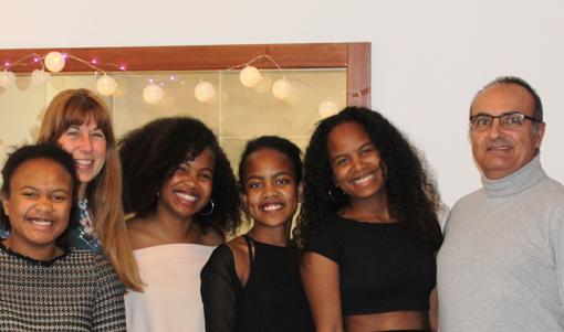 Cristina Cama y su marido adoptaron cuatro hermanas de Madagascar: Sina, Yamine, Francine y Uly