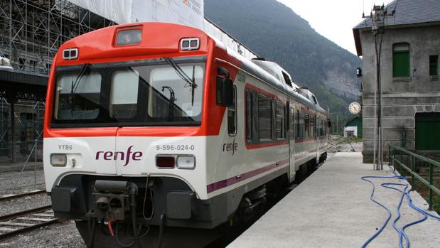 Un tren tamagotchi, en la estación de Canfranc (Huesca)