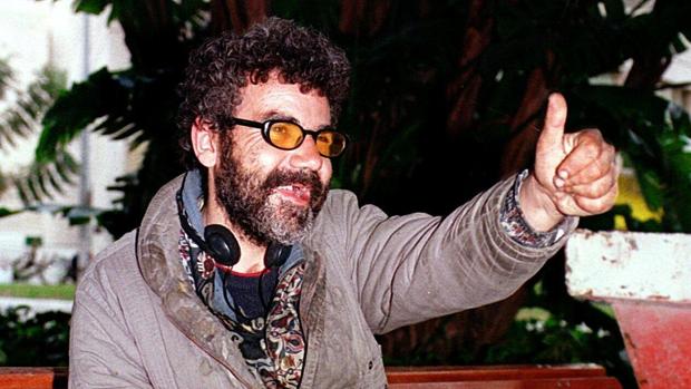 En 2001, Charles fue rociado con gasolina y quemado mientras dormía en la calle. Sobrevivió